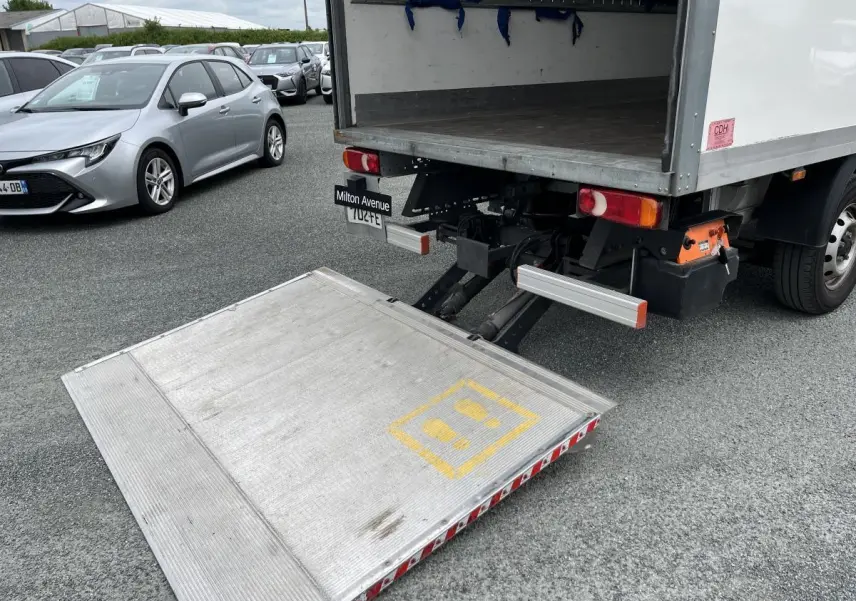 Vue arrière du FIAT Ducato Fourgon blanc avec hayon élévateur déployé et volume de chargement ouvert.