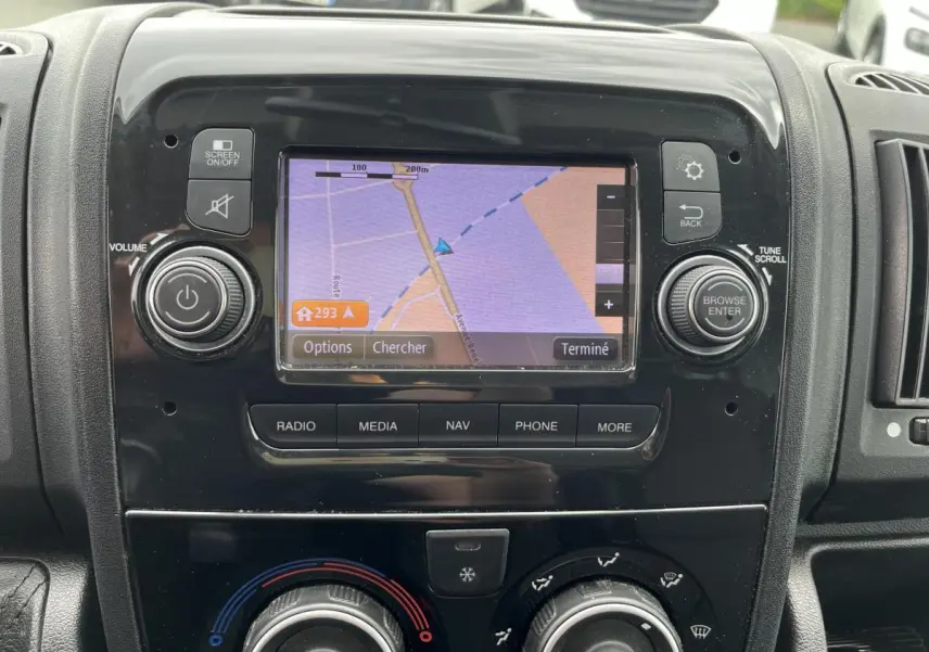 Écran de navigation UConnect 5 pouces au centre du tableau de bord du Fiat Ducato Fourgon blanc, version 2021.