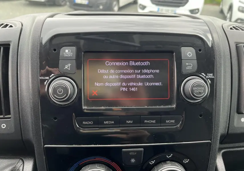 Écran tactile UConnect 5 pouces affichant la connexion Bluetooth dans l'habitacle du Fiat Ducato Maxi blanc.