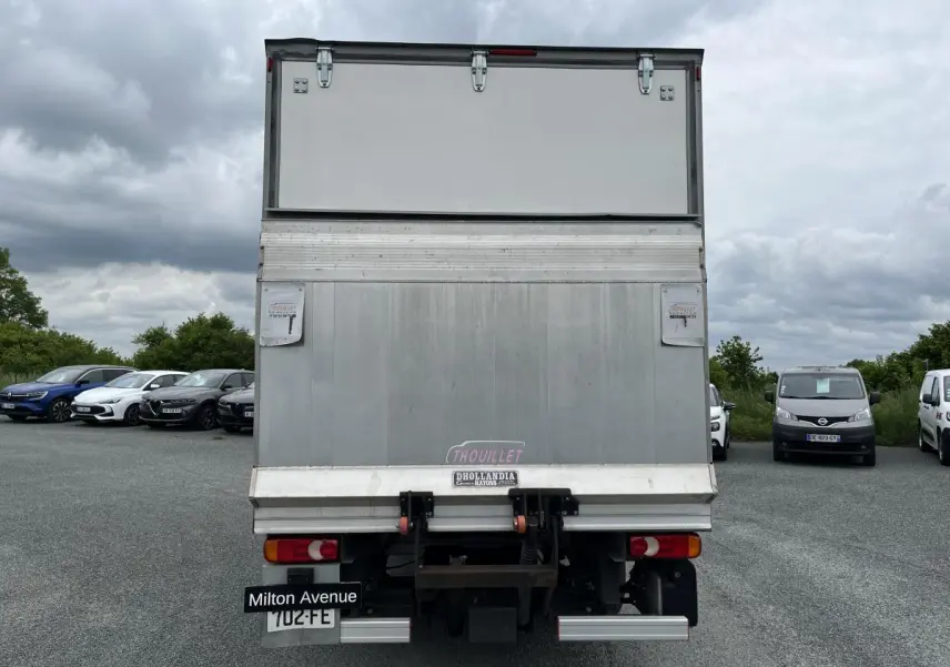 Vue arrière d'un FIAT Ducato Fourgon Maxi Business blanc avec hayon élévateur et marquages "Trouillet" et "Dhollandia" visibles.