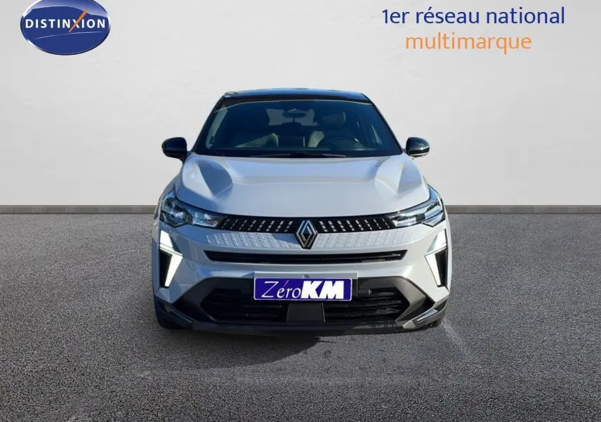 Vue frontale du Renault Captur E-Tech hybride 2025 en gris Rafale métal avec toit noir et feux LED allumés.