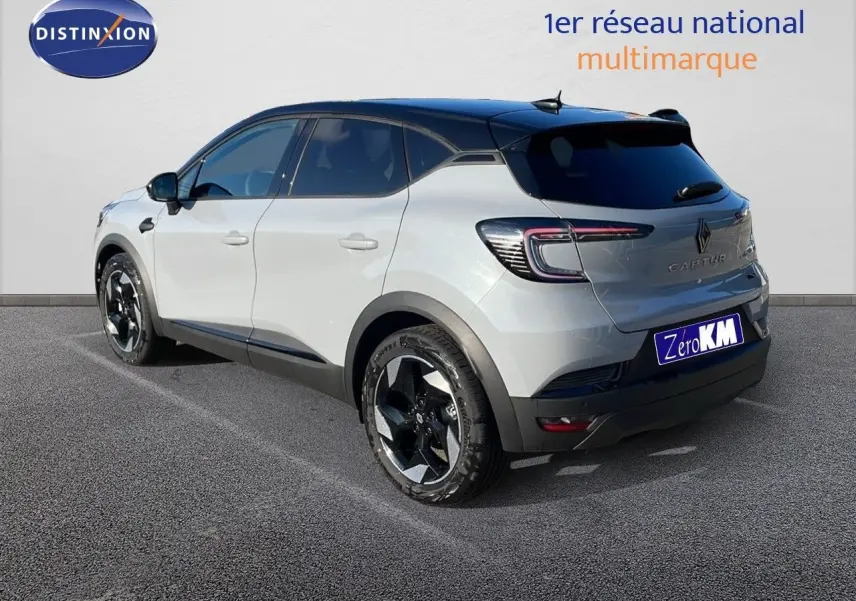 Renault Captur E-Tech hybride gris Rafale avec toit noir, vue 3/4 arrière côté gauche sur parking.