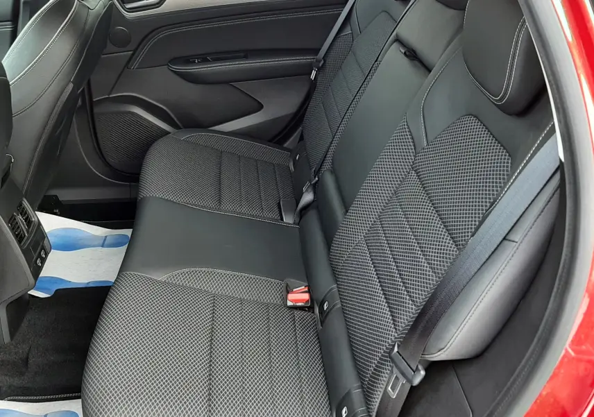 Vue intérieure côté droit sur la banquette arrière en tissu noir du Renault Arkana rouge Flame 2021.