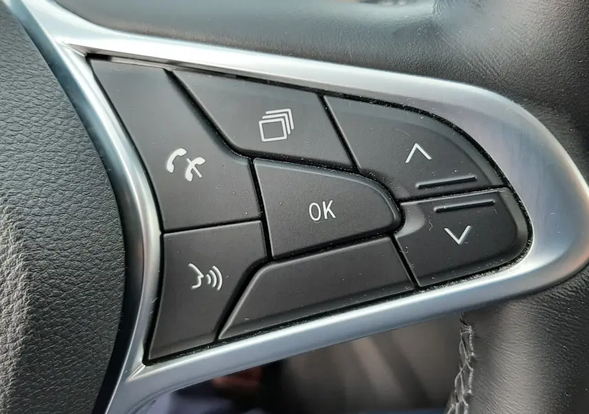 Gros plan sur les commandes noires du volant côté droit du Renault Arkana 1.6 E-TECH 145 Intens 2021.