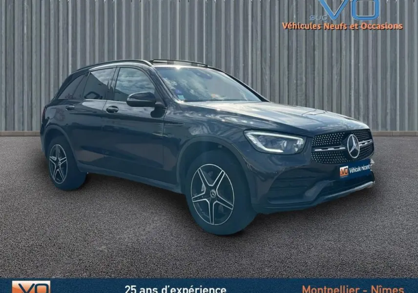 Mercedes GLC 300 de 2020 gris anthracite en 3/4 avant droit, jantes alliage 19 pouces et toit ouvrant panoramique visible