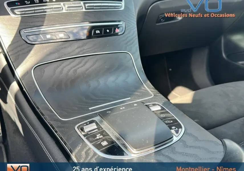 Vue rapprochée de la console centrale noire du Mercedes GLC 300 de 2020 avec commandes tactiles et finition élégante.