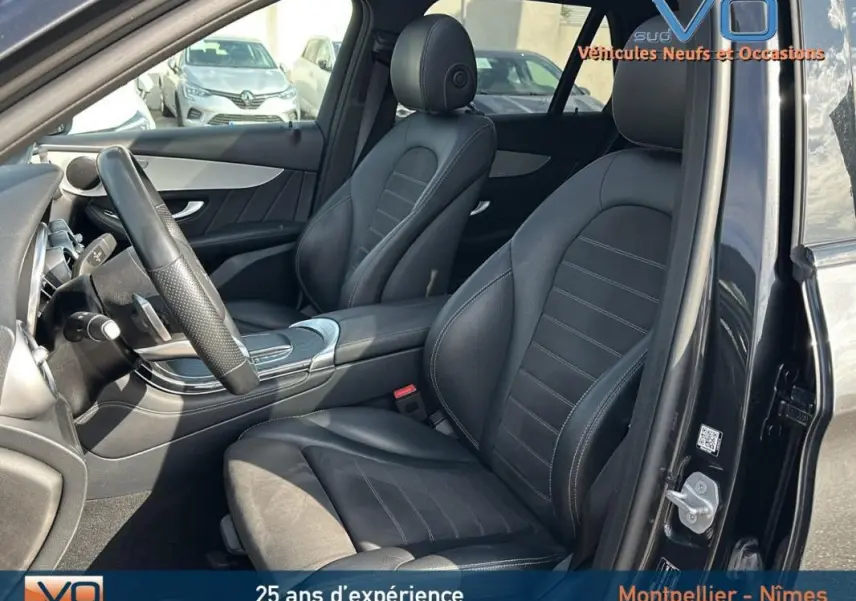 Intérieur avant droit du Mercedes GLC 300 de AMG Line 2020 avec sièges sport en cuir noir et volant sport.