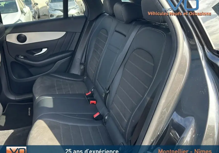 Vue intérieure côté gauche des sièges arrière en cuir noir du Mercedes GLC 300 de AMG Line gris anthracite 2020.