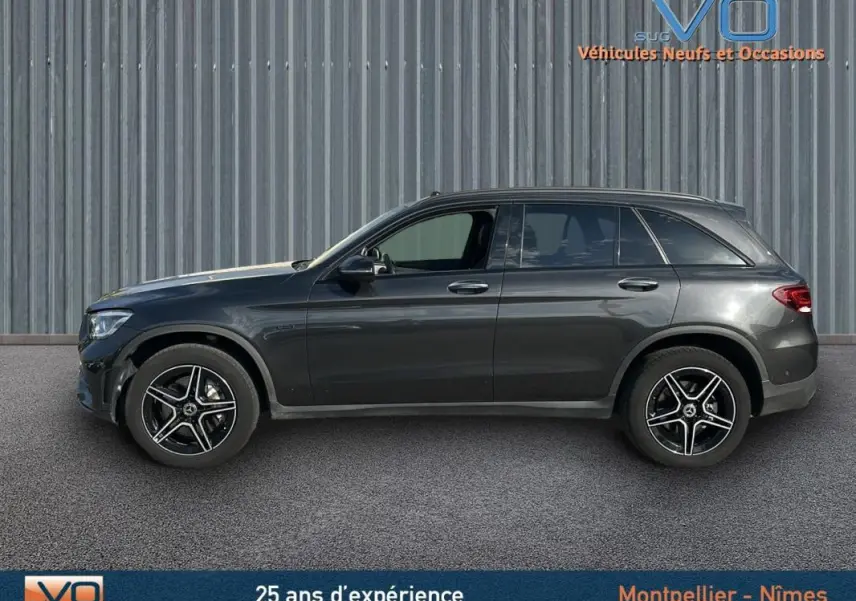 Profil côté gauche d'un Mercedes GLC 300 de 2020 gris anthracite avec jantes alliage 19 pouces et toit ouvrant panoramique.