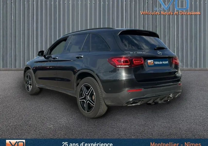 Mercedes GLC 300 de 2020 gris anthracite vu en 3/4 arrière droit, avec jantes alliage noires et toit ouvrant panoramique.