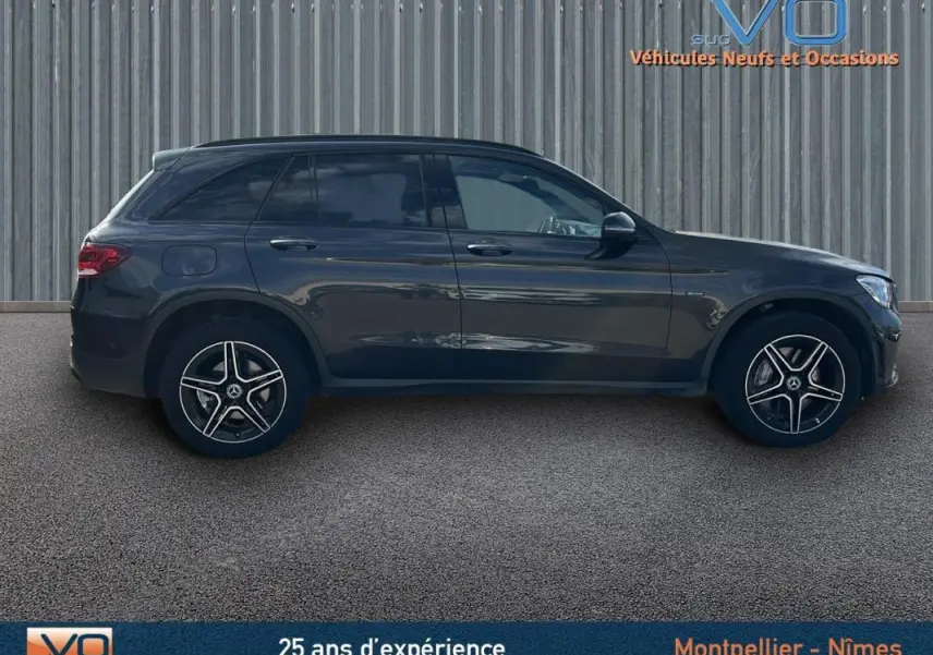 Mercedes GLC 300 de 2020 gris anthracite vu de profil côté gauche avec jantes alliage 19 pouces et vitres teintées