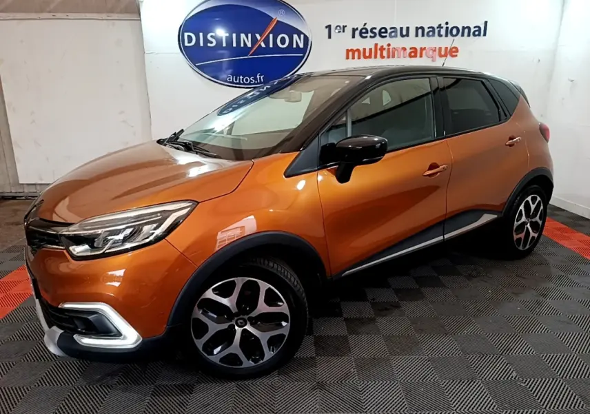 Renault Captur Intens orange vu en 3/4 avant droit, avec toit noir et jantes alliage distinctives.