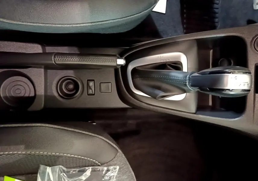 Vue plongeante sur la console centrale noire du Renault Captur Intens 2019, avec levier de vitesse automatique et frein à main.