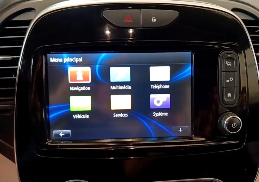 Écran tactile central du tableau de bord du Renault Captur Intens 2019, affichant le menu principal multimédia.