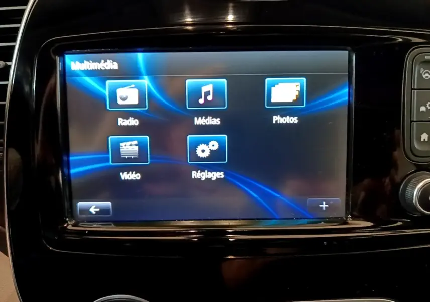 Écran tactile multimédia affichant les options radio, médias, photos, vidéo et réglages dans un Renault Captur Intens 2019.
