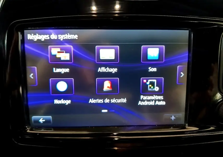 Écran tactile central affichant les réglages du système dans l'habitacle du Renault Captur orange Intens 2019.