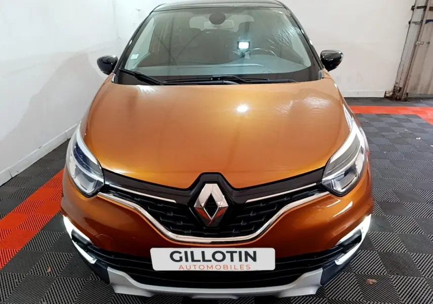 Vue frontale d'un Renault Captur Intens orange 2019 avec feux LED et calandre noire brillante.