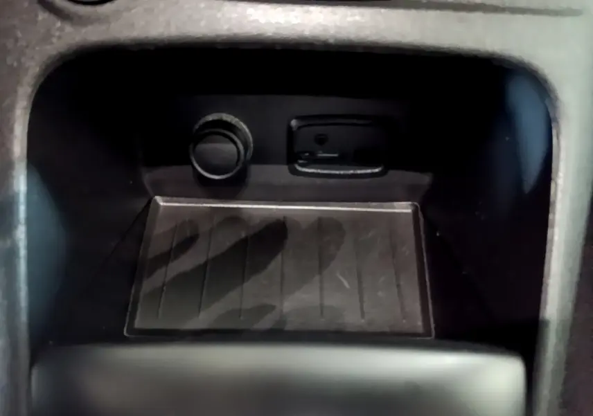 Prise 12V et port USB en gros plan dans le compartiment central du Renault Captur Intens orange 2019.