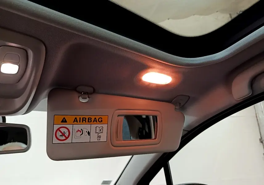 Détail du pare-soleil côté conducteur avec miroir éclairé dans l'habitacle du Renault Captur orange 2019
