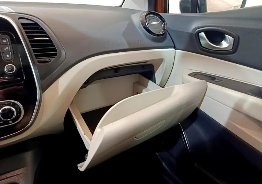 Intérieur du Renault Captur Intens 2019, vue côté passager sur la boîte à gants beige ouverte et tableau de bord noir et beige.