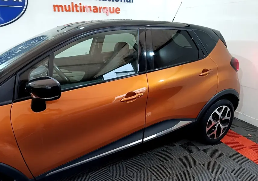 Profil côté gauche du Renault Captur Intens orange 2019 avec toit noir et jantes alliage distinctives.