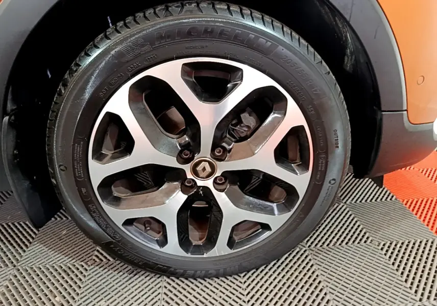 Gros plan sur la roue avant droite du Renault Captur orange 2019 avec jante alliage et pneu Michelin.