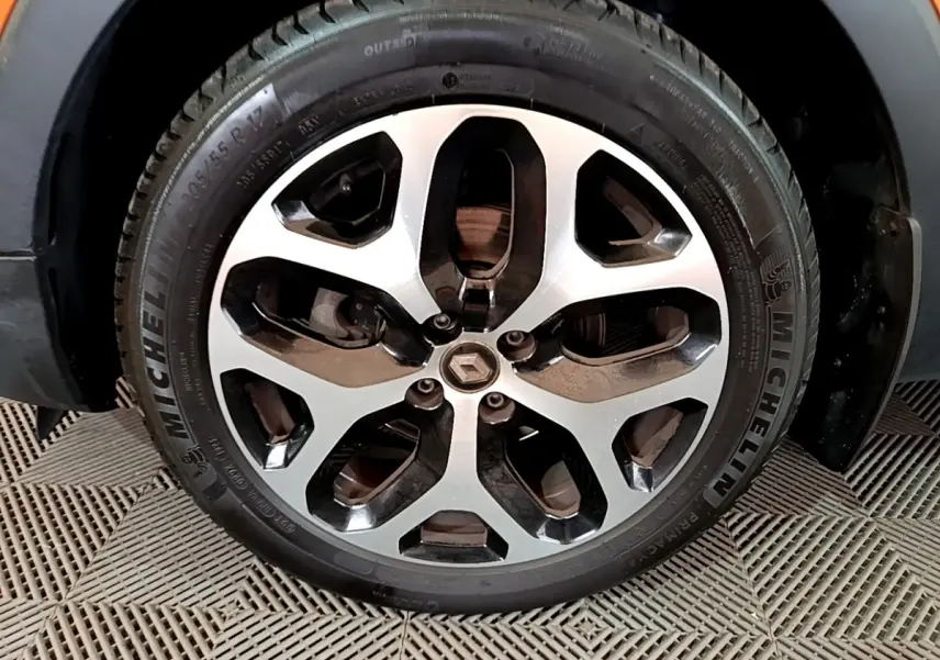 Gros plan sur la roue avant droite du Renault Captur orange 2019 avec jante alliage et pneu Michelin.