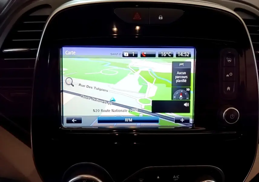 Écran tactile central affichant la navigation 3D dans l'habitacle du Renault Captur Intens orange de 2019.