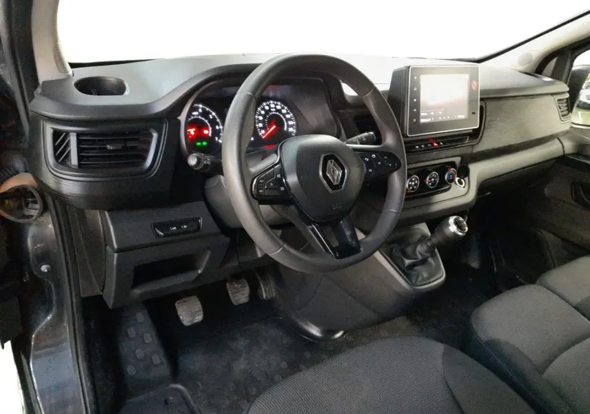 Vue intérieure côté conducteur du Renault Trafic Combi gris comète, avec volant multifonction et écran tactile 8 pouces.