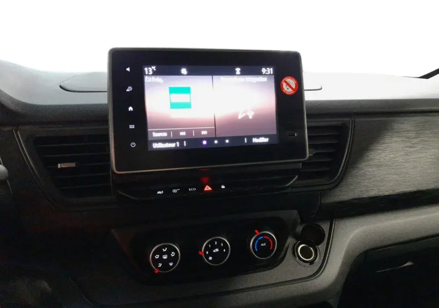 Vue rapprochée de la console centrale du Renault Trafic Combi 2022, écran tactile Easy Link et commandes de climatisation.