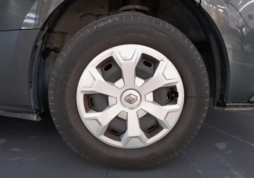 Gros plan sur la roue avant gauche gris comète du Renault Trafic Combi avec enjoliveur à motif géométrique.