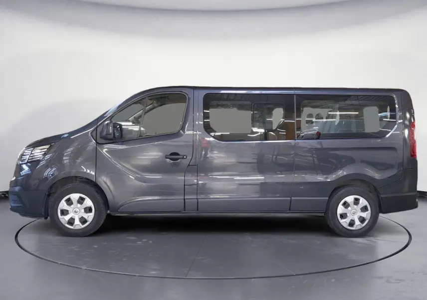 Profil droit d’un Renault Trafic Combi gris comète 2022, version L2 9 places avec grandes fenêtres latérales.