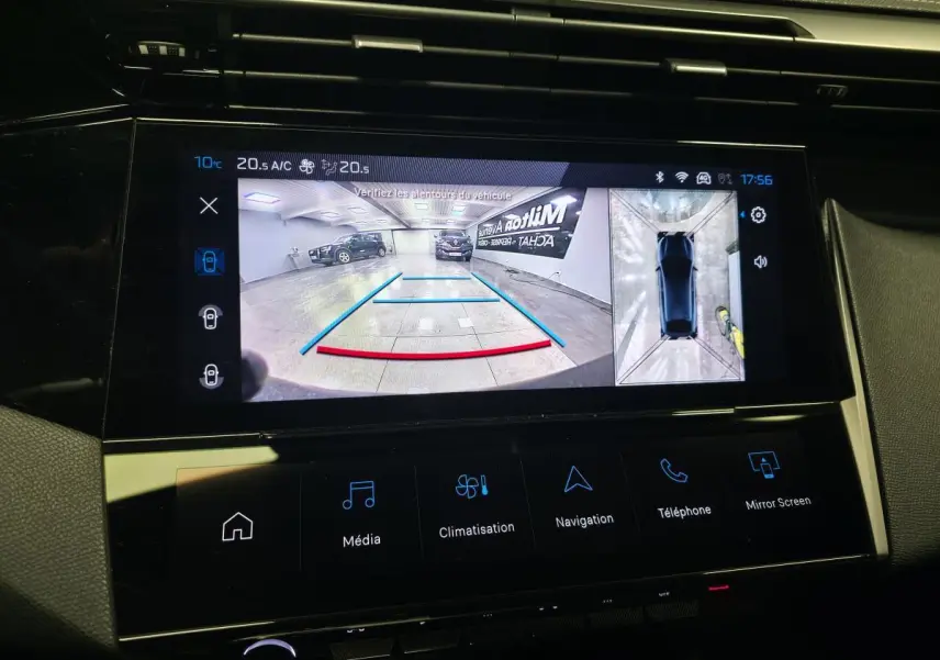 Écran tactile central de la Peugeot 408 noir montrant la caméra de recul et la vue à 360° intérieure du véhicule.