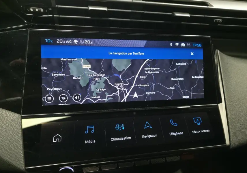 Vue rapprochée de l'écran tactile central noir affichant la navigation TomTom dans l'habitacle du Peugeot 408 noir.