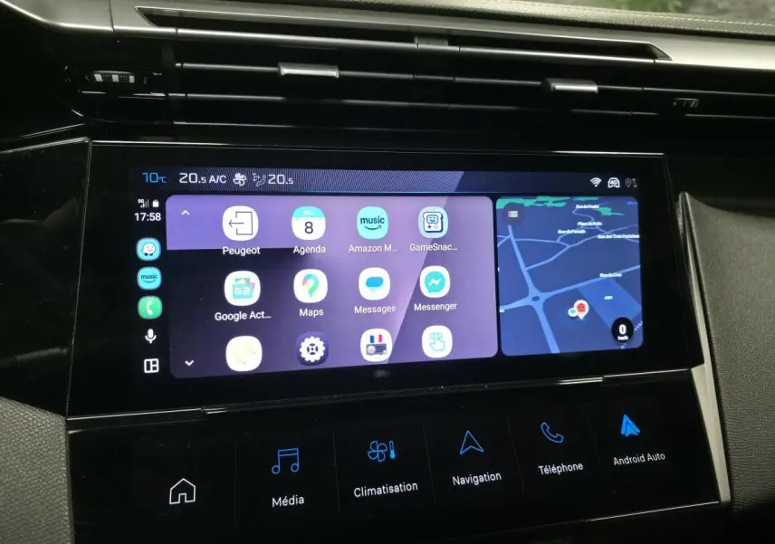 Écran tactile central du Peugeot 408 noir, affichant la navigation et les applications connectées Android Auto.