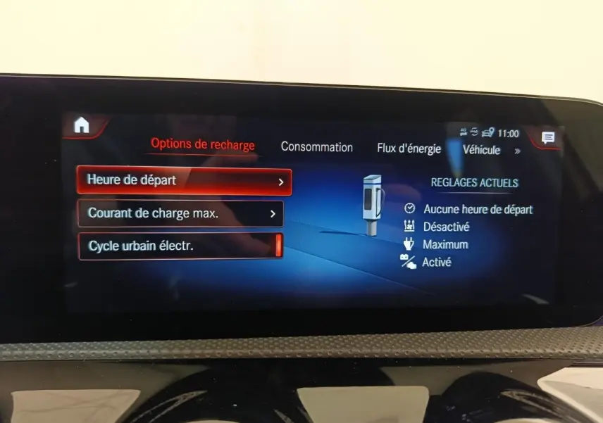 Écran tactile intérieur de la Mercedes Classe A 250 e AMG Line 2021 montrant les options de recharge électrique.