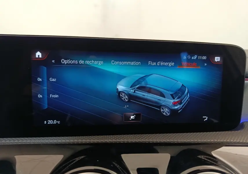 Écran tactile intérieur montrant la visualisation 3D d’une Mercedes Classe A hybride en vue 3/4 arrière côté droit.