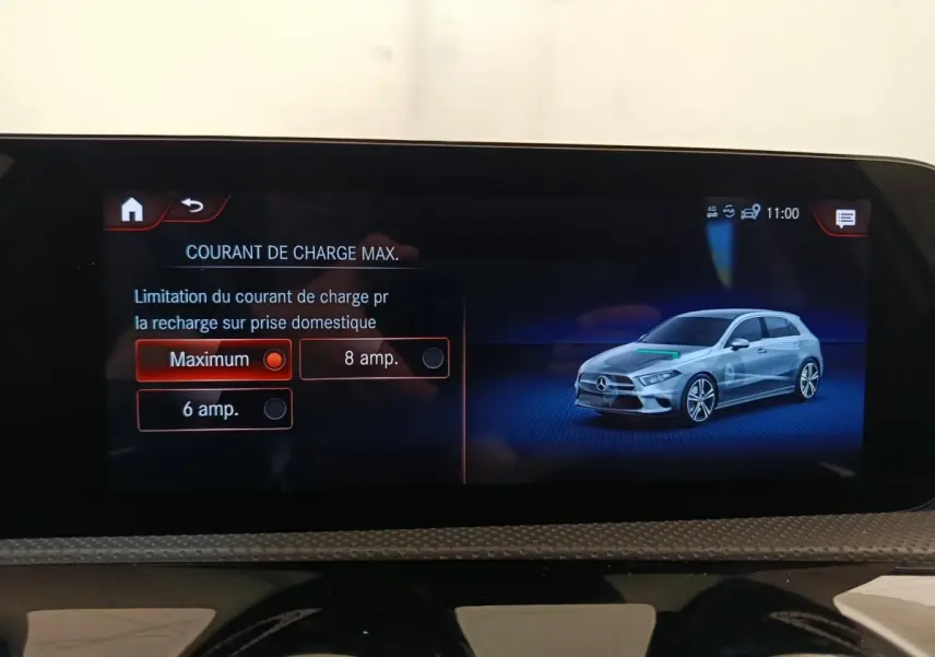Écran tactile intérieur montrant la configuration de charge avec illustration 3D d'une Mercedes Classe A blanche de profil droit.