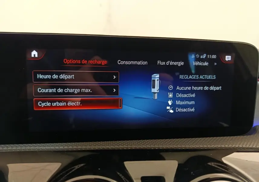 Écran tactile du tableau de bord de la Mercedes Classe A blanche, affichant les options de recharge hybride.