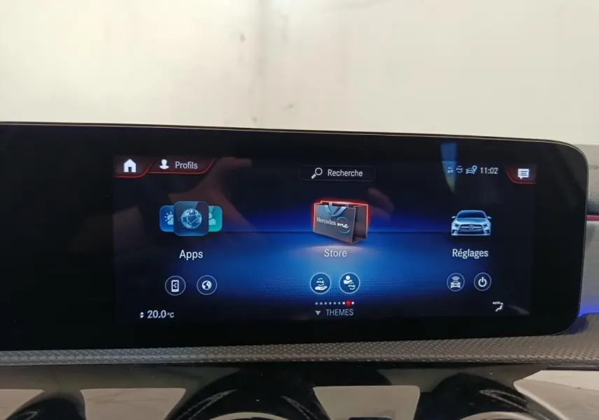 Écran tactile central de la Mercedes Classe A 250 e AMG Line 2021 affichant menu Apps, Store et Réglages.