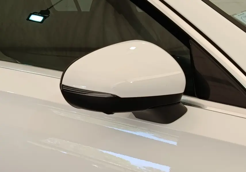 Gros plan sur le rétroviseur droit blanc et noir d'une Mercedes Classe A A 250 e AMG Line 2021 hybride rechargeable.