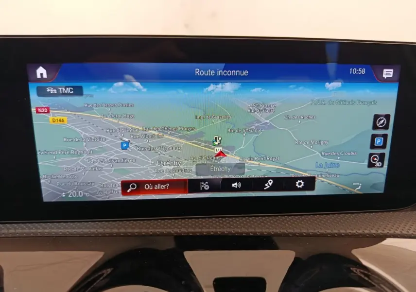 Écran tactile de navigation 3D de la Mercedes Classe A 250 e AMG Line blanc, vue intérieure du tableau de bord.