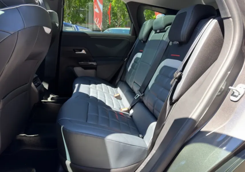 Vue côté droit de la banquette arrière en cuir noir du Citroën C5 Aircross New Hybrid 145 Max T.O 2026.