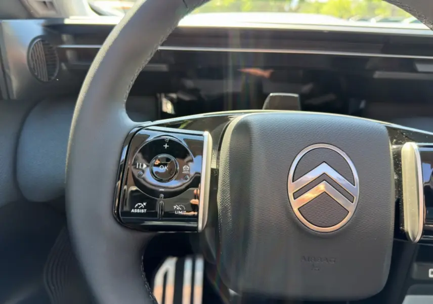 Gros plan sur le volant cuir multifonctions du Citroën C5 Aircross New Hybrid 145 Max T.O, intérieur moderne et lumineux.