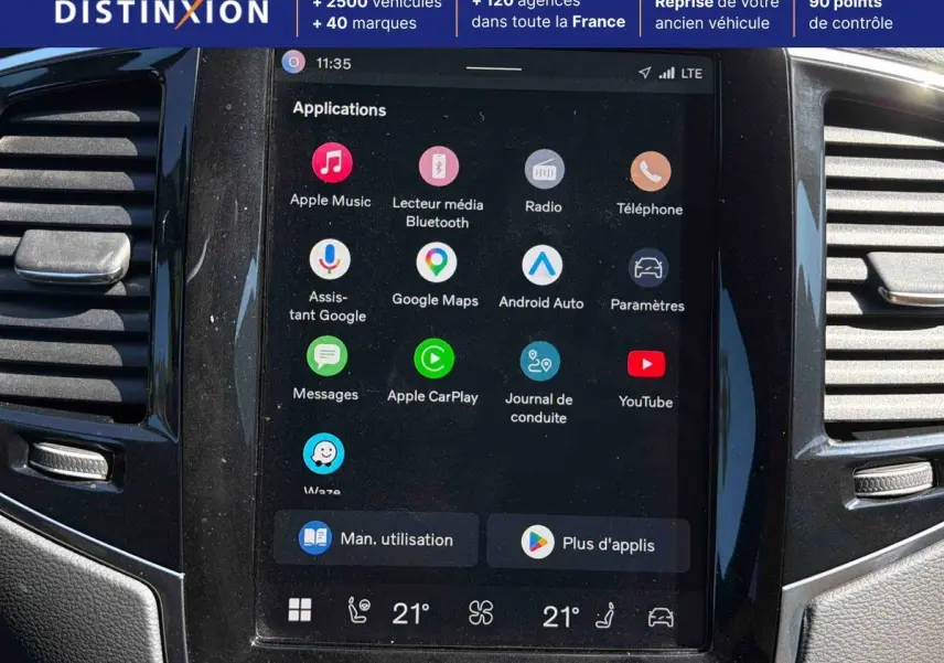 Écran tactile central du tableau de bord du Volvo XC90 gris, affichant les applications connectées.
