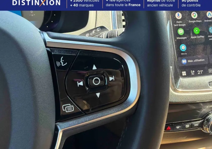 Gros plan sur les commandes au volant et l'écran tactile du tableau de bord du Volvo XC90 gris 2024.