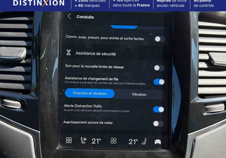 Écran tactile central du Volvo XC90 gris montrant les réglages d'assistance à la conduite et sécurité.
