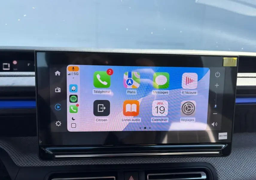 Écran tactile central affichant l'interface Apple CarPlay sur la planche de bord d'une Citroën C3 2025.