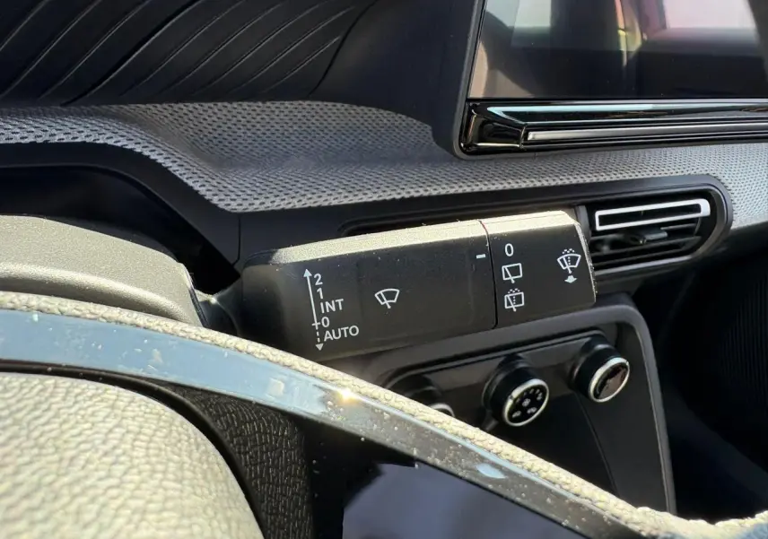 Gros plan sur la commande d'essuie-glace côté droit du tableau de bord de la Citroën C3 IV New 2025.