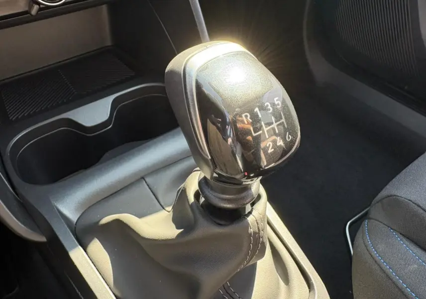 Le levier de vitesses manuel noir brillant de la Citroën C3 IV New 2025, avec coutures grises visibles.